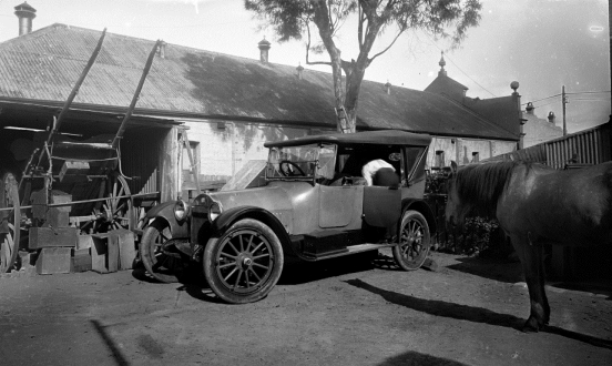 Car_and_horse_outside_building Article image 552 x 330